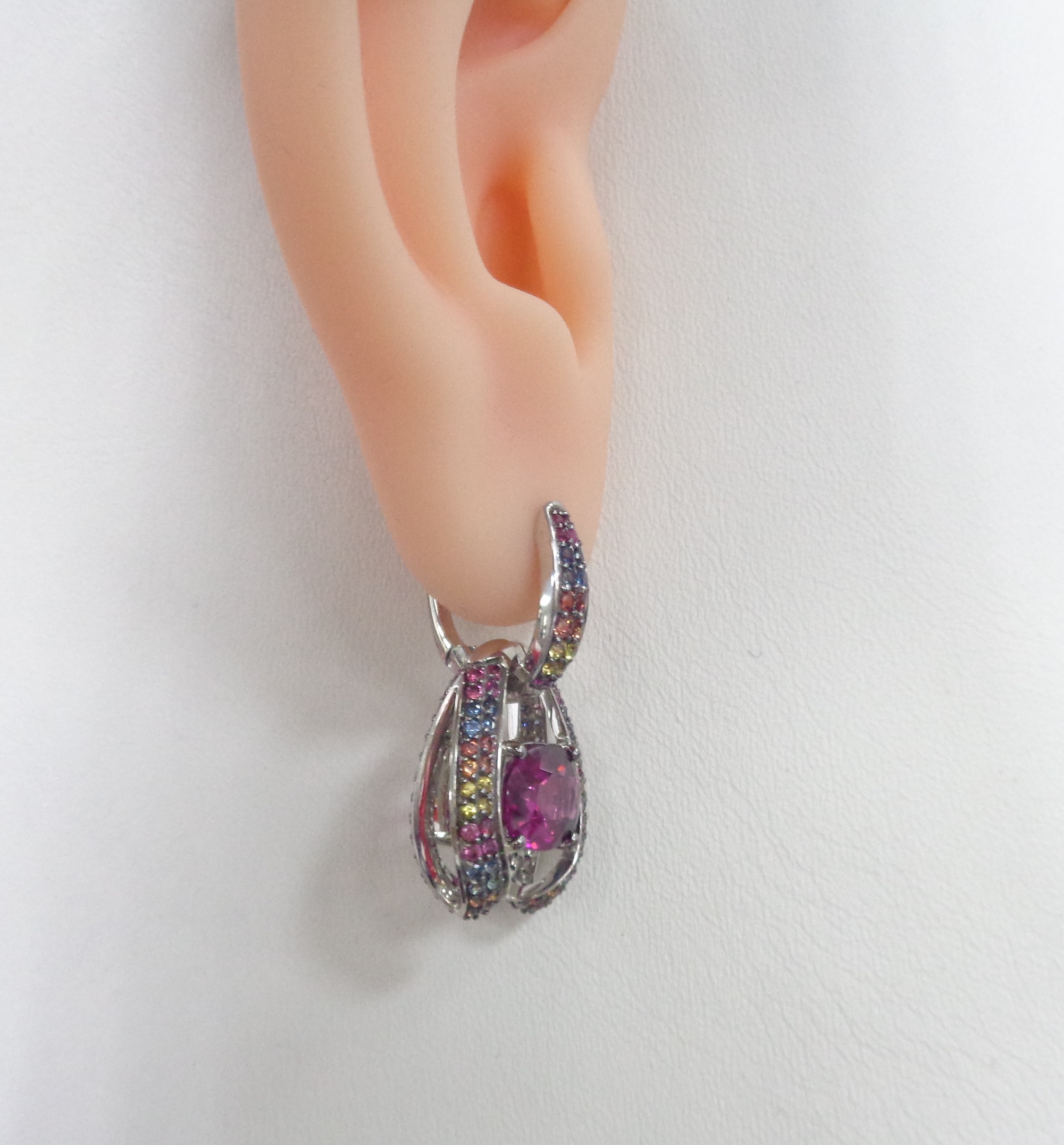 Серьги из белого золота с родолитами и мультисапфирами